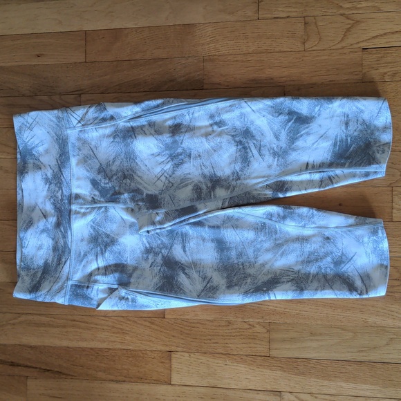 Lululemon Pace Perfect Crop 17" in Breeze by White Light Cast Size 8 - Picture 2 of 7